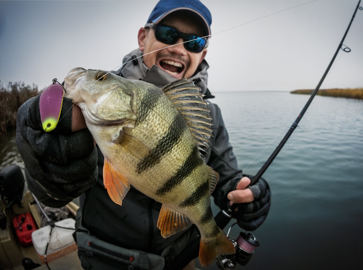 Pescador mostrando un pez recién capturado durante una actividad de pesca deportiva en las aguas de Playa Esmeralda.
